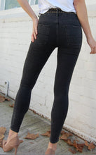 Load image into Gallery viewer, PIPE LEG JEANS WITH REMOVABLE
